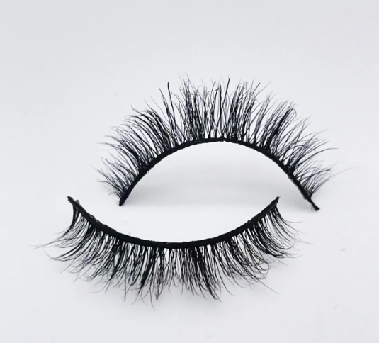 False Lashes- Lynn